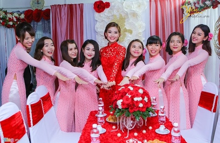 Đám hỏi nhà gái cần chuẩn bị những gì? nhà Trai 2 Đội bê tráp nữ