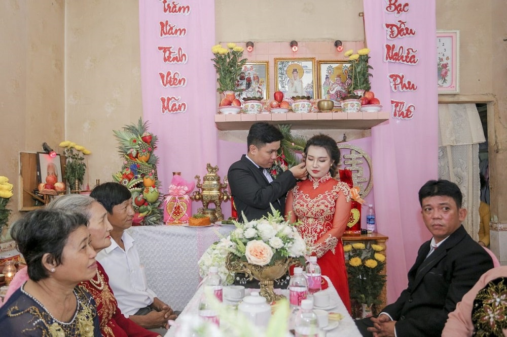 Nghi lễ ăn hỏi miền Nam - Việt Nam là gì? 4 Nghi thức đón dâu ra mắt hai bên gia đình
