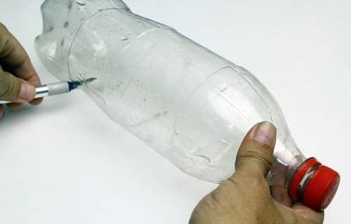 Cách trồng rau sạch bằng vỏ chai nhựa 3 Sử dụng kéo cắt một phần dưới đáy chai (như hình).